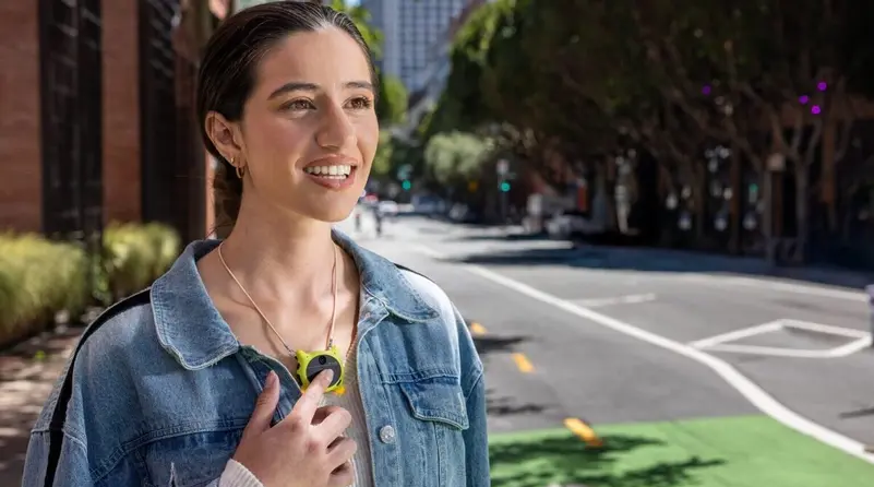 كاميرا ذكية تُعلق على ملابسك وتحول يومك إلى مدونة مصورة تلقائياً