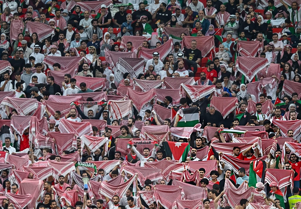 الأهازيج الشعبية والأغاني الوطنية... وقود معنوي يشعل مدرجات النشامى