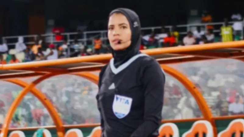 أستاذة جامعية وحكم دولي.. مصرية تتحدى التقاليد وتسطر اسمها في الفيفا