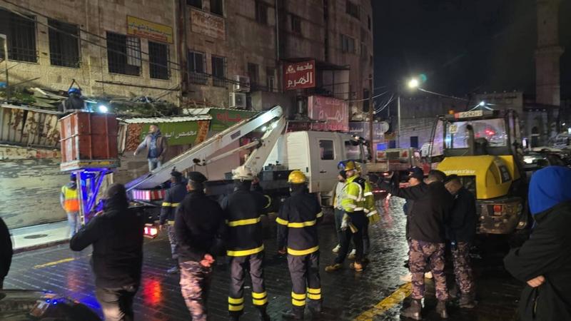 انهيار شرفة مبنى وسط إربد التجاري يستنفر كوادر البلدية والدفاع المدني