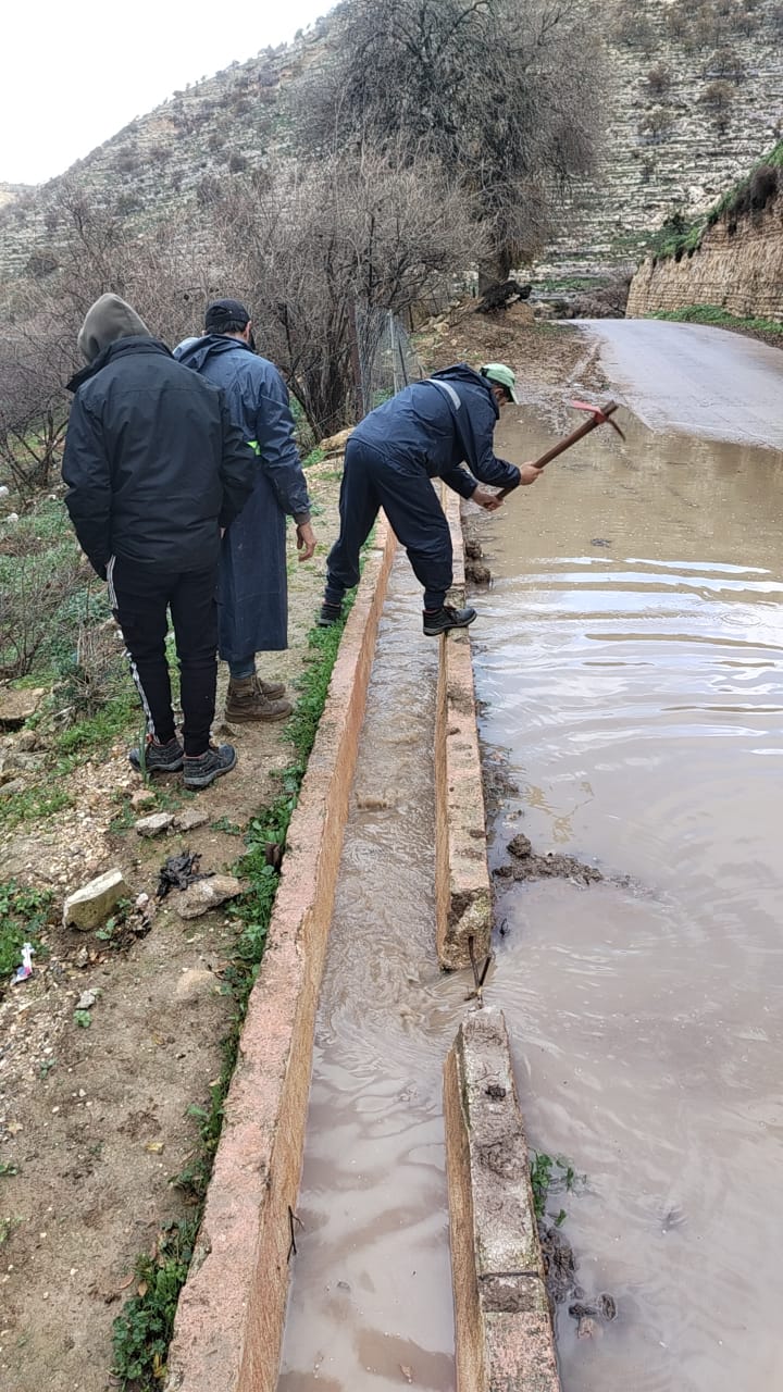 بلدية الكفارات تزيل الصخور القابلة للانهيار على المرتفعات المحاذية للطرق للحفاظ على السلامة العامة