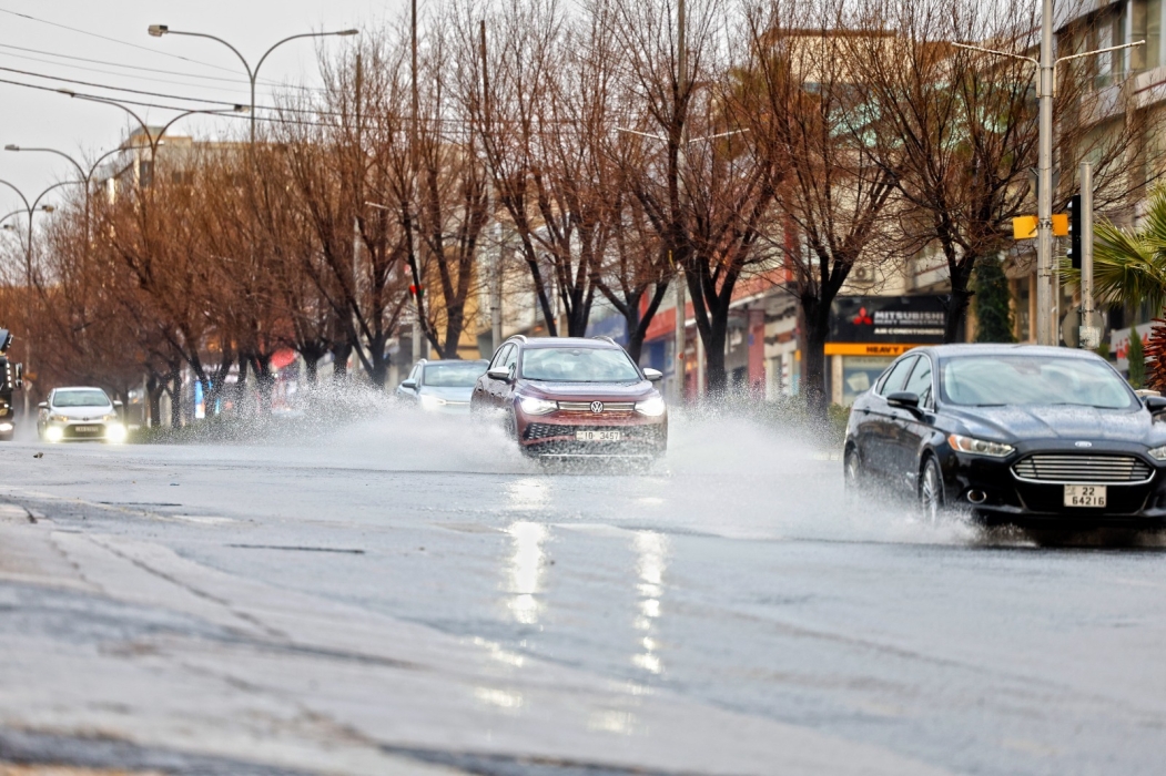 رئيس الوزراء يقرر تأخير الدوام حتى العاشرة صباحًا في ثلاث محافظات حفاظا على سلامة المواطنين