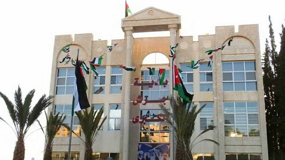 بلدية جرش تتعامل مع تجمع لمياه الأمطار على طريق المفرق