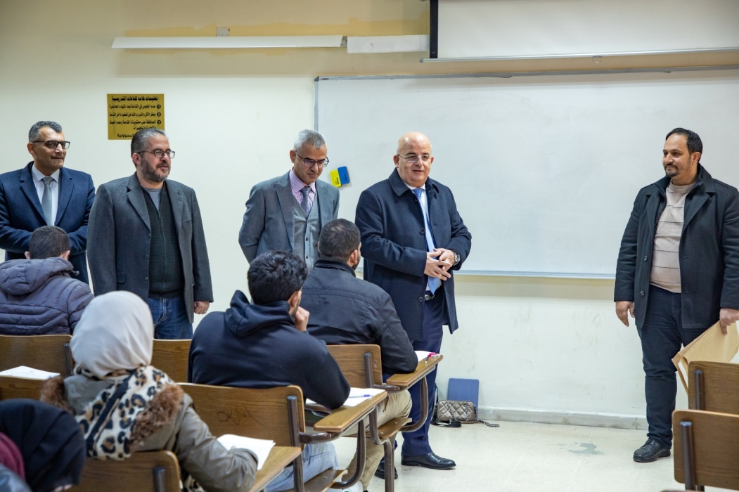 رئيس الجامعة الهاشمية يتفقد الامتحانات النهائية ويؤكد دعم الطلبة ذوي الإعاقة