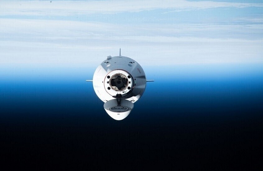 Crew Dragon تنفصل عن المحطة الفضائية وتعود مع 4 رواد إلى الأرض