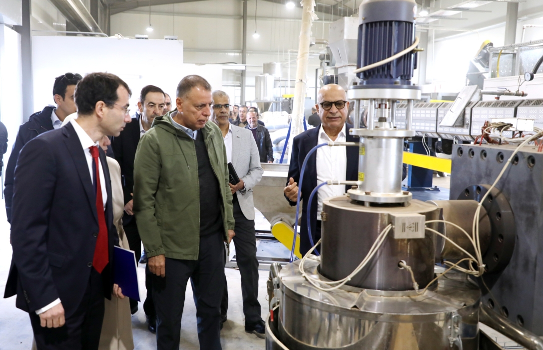 وزير الداخلية وسفير الإتحاد الأوروبي يتفقدان مصنع دير علا لإعادة تدوير البلاستيك