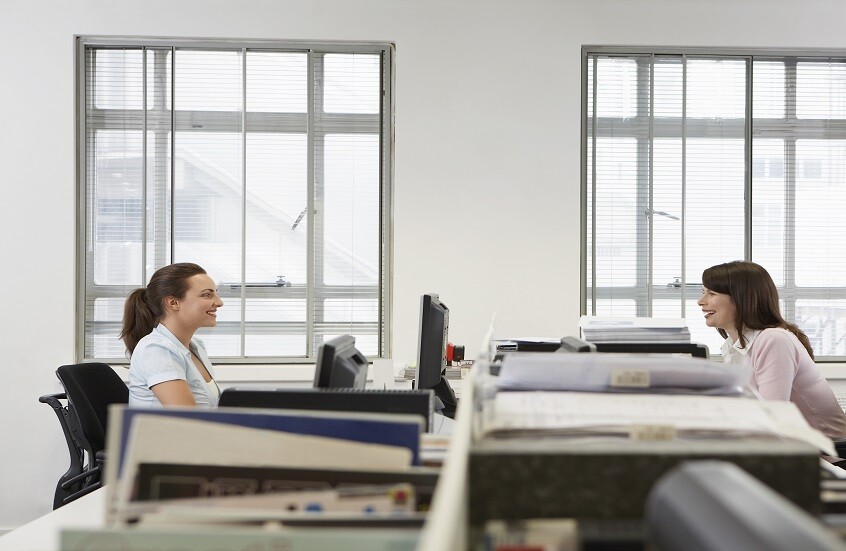 الجلوس الطويل يضر الأوردة ويزيد خطر الدوالي.. طرق وقاية بسيطة