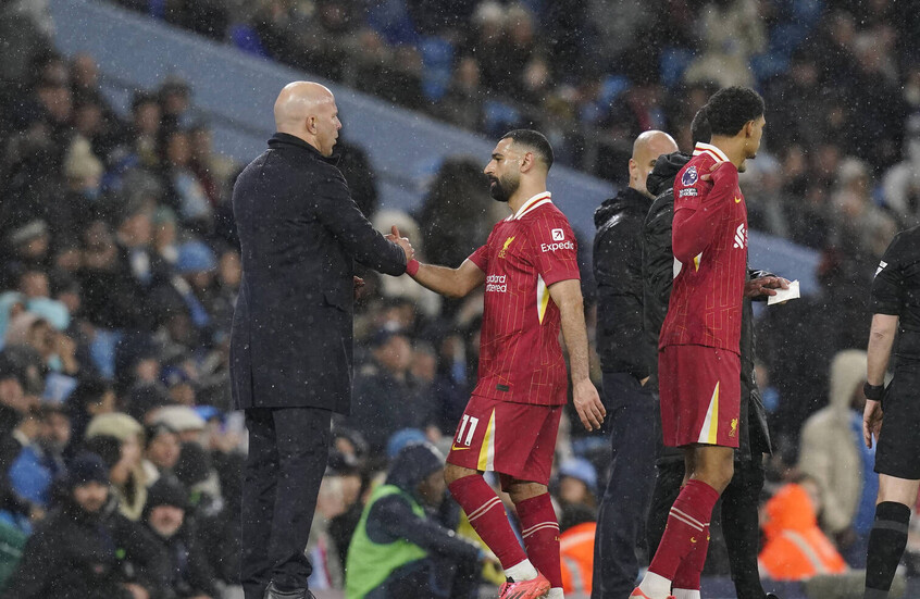 هل حاول سلوت توجيه رسالة إلى محمد صلاح بشكل غير مباشر؟