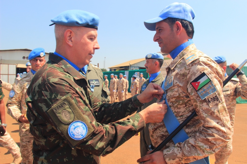 قائد قوات بعثة الأمم المتحدة يقلّد مرتبات وحدة الطائرات العامودية (الكونغو1) ميداليات الخدمة المتميزة