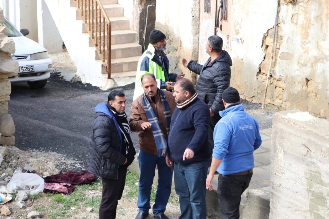 رئيس لجنة بلدية الطفيلة يتفقد المواقع المتضررة بسبب الأمطار