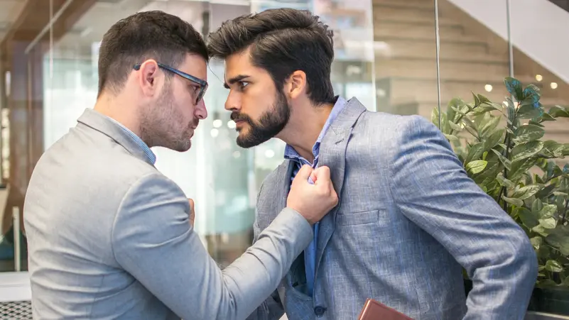 10 نصائح بعلم النفس للتعامل مع الشخص المتسلط وكثير الانتقاد