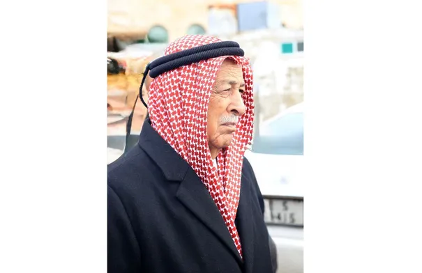 العيسوي ينقل تمنيات الملك وولي العهد بالشفاء العاجل لرئيس الوزراء الأسبق أحمد عبيدات