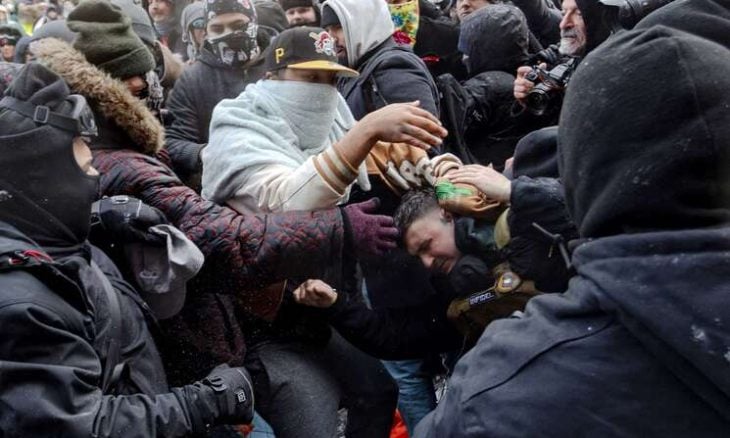 متظاهرون يطاردون متطرفاً حاول إحراق نسخة من المصحف الشريف في مينابوليس الأمريكية ( فيديو وصور  )