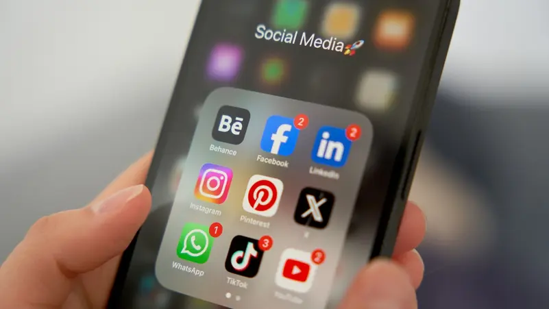 بعد أستراليا.. أي الدول ستحظر مواقع التواصل الاجتماعي للأطفال تاليًا؟