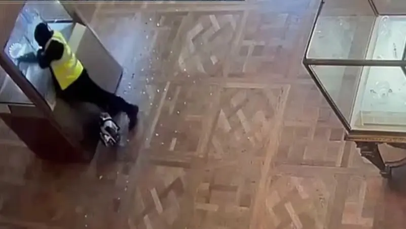 الكشف عن مشاهد لعملية سرقة المجوهرات من متحف اللوفر