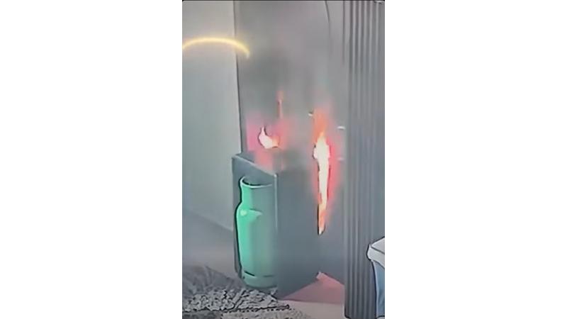 حوادث المدافئ.. النيران تشتعل في باب غرفة منزل بعد خطأ كارثي من طفل