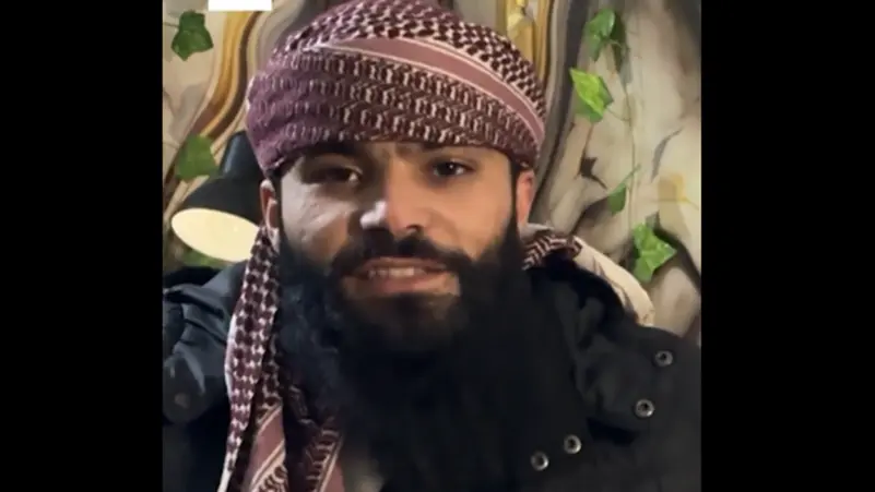 كواليس فيديو أمي رزلت الدنيا.. ناشط الرقة يطل بوجهه