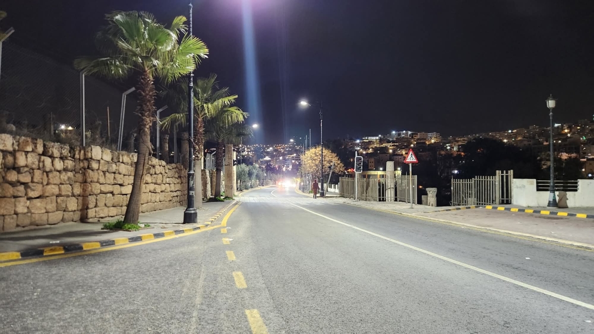بلدية جرش: تركيب 40 وحدة إنارة في شارع وصفي التل