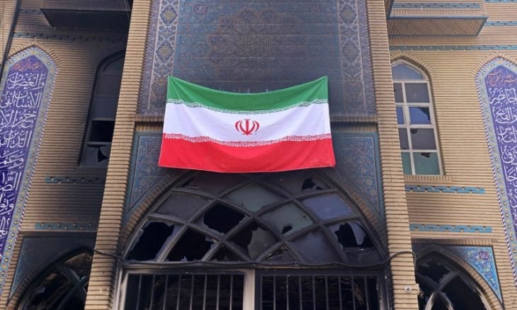 لوموند: الإيرانيون يقفون وحدهم في مواجهة نظام منهك ويزداد قسوة