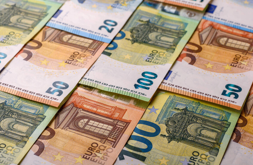 تراجع الأسهم الأوروبية ينهي أطول سلسلة مكاسب أسبوعية منذ مايو 2025