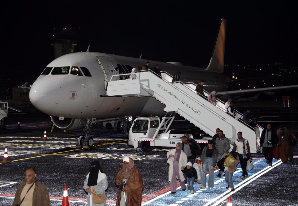 مطار مدينة عمّان يستقبل أول طائرة بعد تشغيله