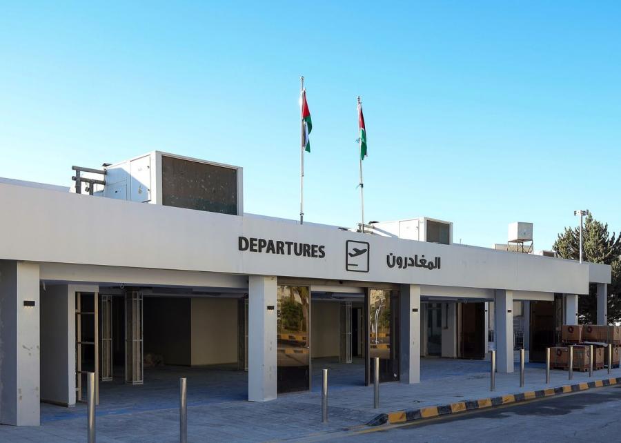 مطار مدينة عمّان يستقبل أول طائرة