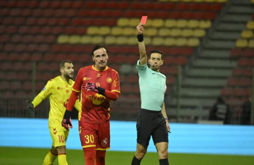 واقعة نادرة في الدوري الفرنسي.. حارس مرمى يرتكب 3 أخطاء فادحة ولاعب الوسط يتصدى لركلة جزاء (فيديو)