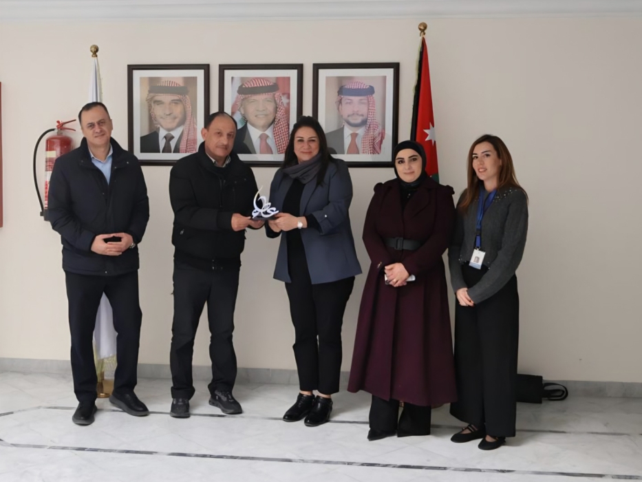 شركة الجيل القادم تتبرع بجهاز مخبري جديد لمركز الحسين للسرطان