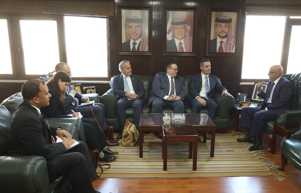 وزير المياه يبحث مع مسؤول أميركي التحديات المائية