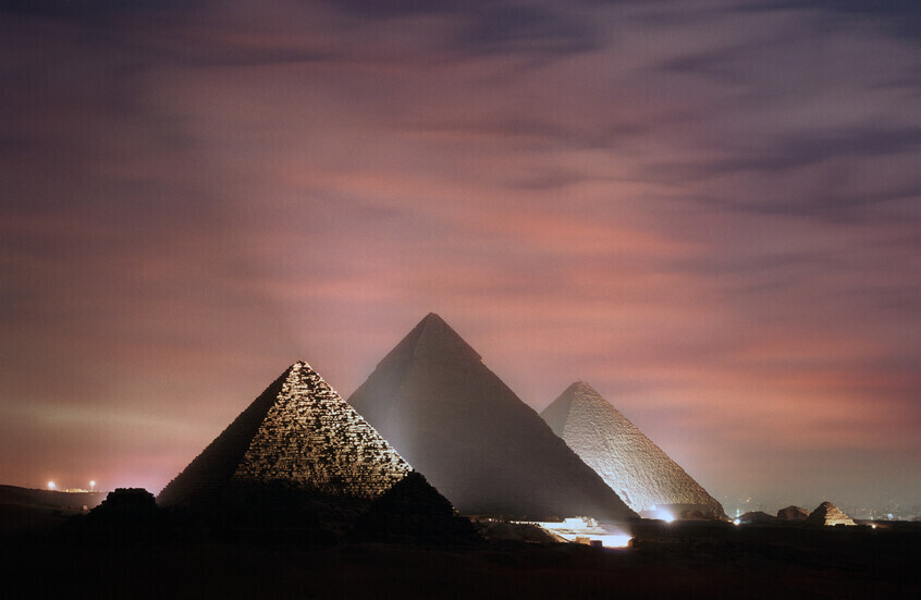 رحيل أب نظرية رواد الفضاء القدامى يعيد الجدل حول بناء الأهرامات!