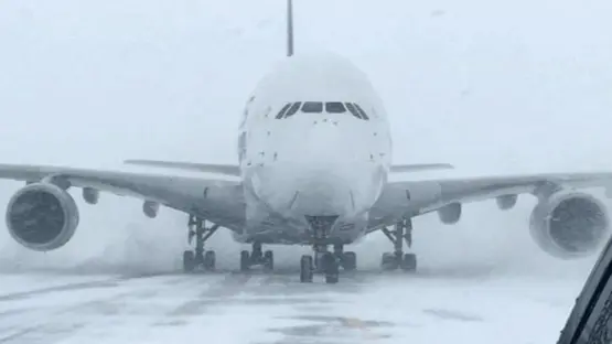 العاصفة الشتوية بأميركا تواصل تعطيل آلاف الرحلات الجوية حتى اليوم