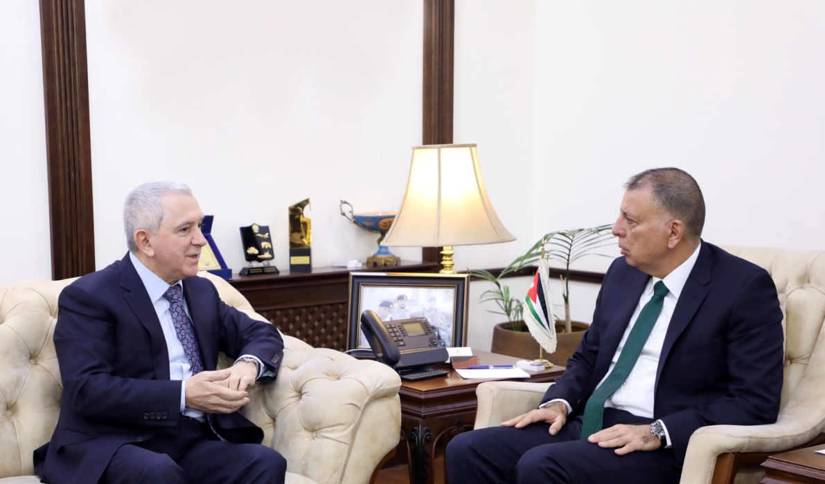 وزير الداخلية يلتقي سفير جمهورية أذربيجان