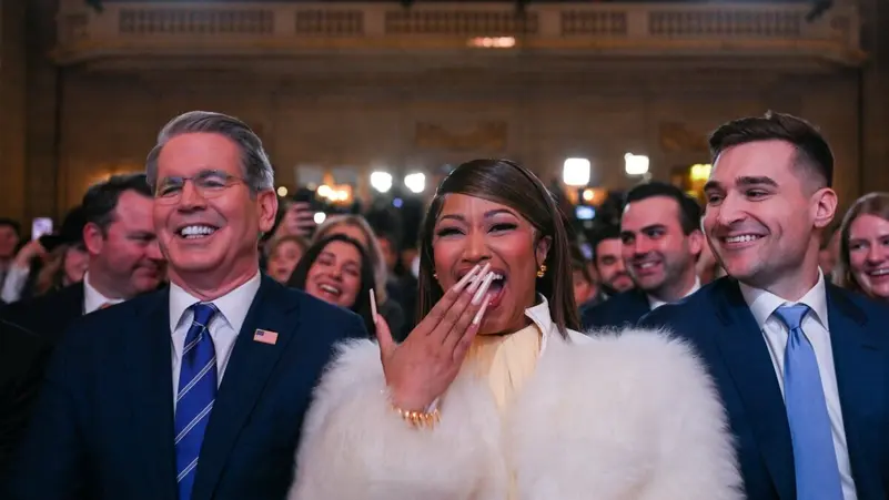 مغنية تخطف الأضواء من ترامب.. والرئيس يعلق