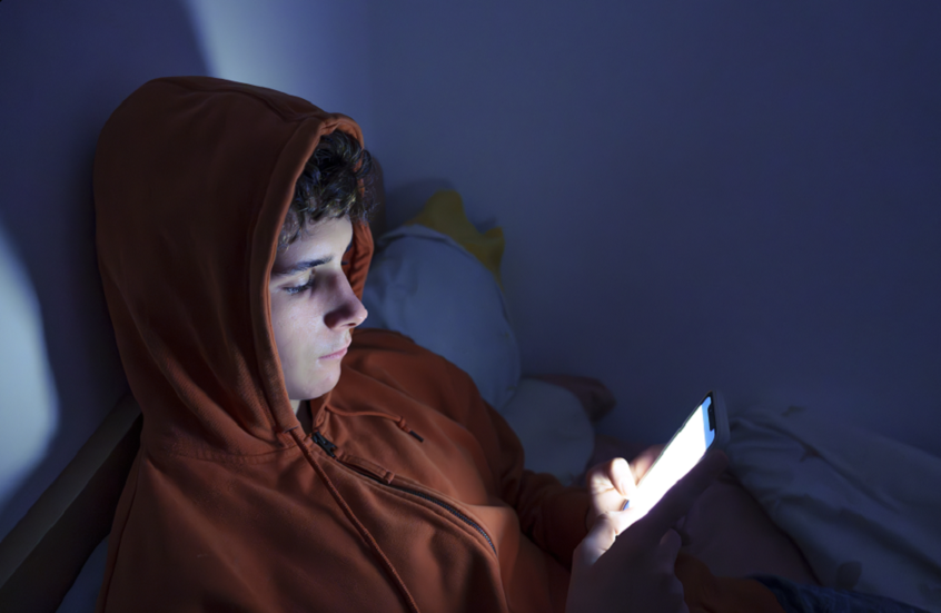 ماذا يفعل السهر بقلبك؟