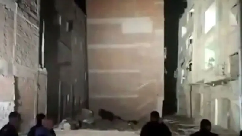 منزل مائل يثير الذعر بقرية مصرية.. والسلطات تتحرك