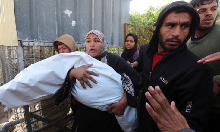 لوموند: الموت يستمر في حصد أرواح الغزيين رغم الهدنة