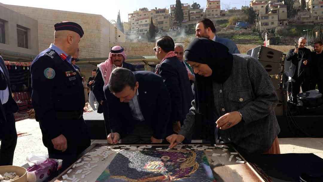 لجنة السياحة والآثار ووزارة السياحة تحتفلان بعيد ميلاد الملك الرابع والستين