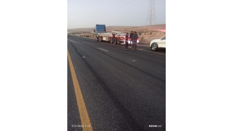 سقوط أجزاء من حمولة تريلا يتسبب بإغلاق جزئي للطريق الصحراوي