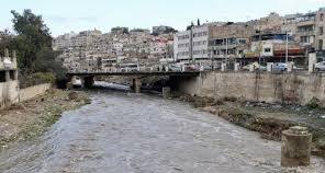 الدفاع المدني في محافظة الزرقاء يتعامل الآن مع بلاغ حول سقوط شخص داخل مجرى سيل الزرقاء