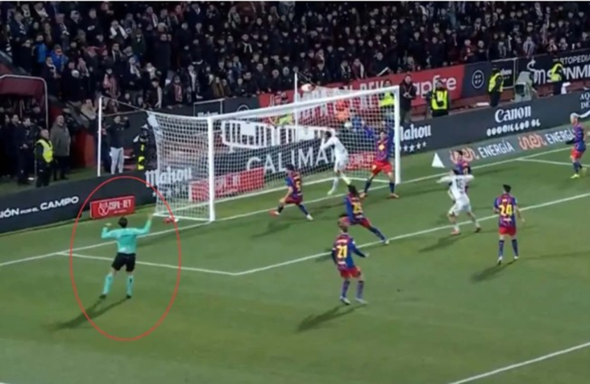 كان على وشك الاحتفال!.. رد فعل الحكم مونتيرو يثير الريبة خلال مواجهة ألباسيتي وبرشلونة