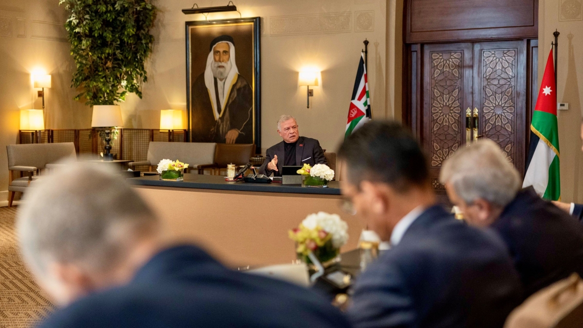 الملك يلتقي شخصيات سياسية وإعلامية