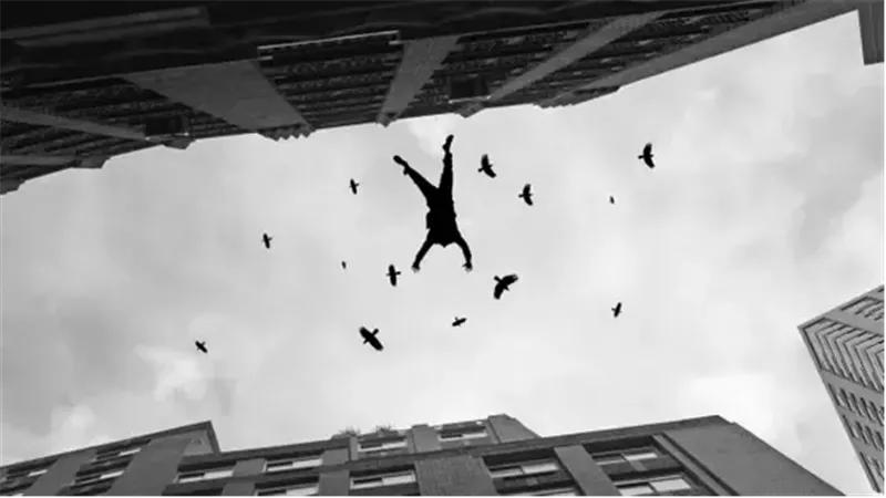 وفاة غامضة لشخص سقط من أعلى بناية في إربد والأمن يحقق