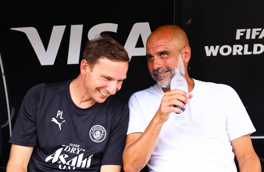 تصرفات مساعد غوارديولا تثير الجدل في معقل ليفربول