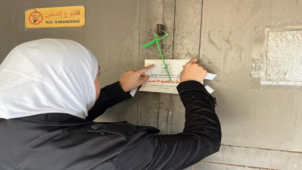 عاجل اغلاق مصنع ألبان في عمّان وضبط منتجات مخالِفة وإحالة المخالفين للقضاء