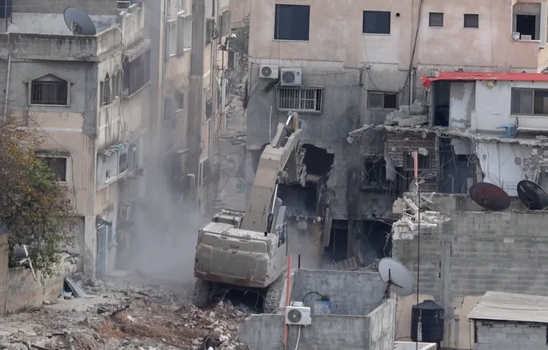 الاحتلال يصعّد سياسة الهدم في الضفة الغربية ويعتقل 33 فلسطينيا