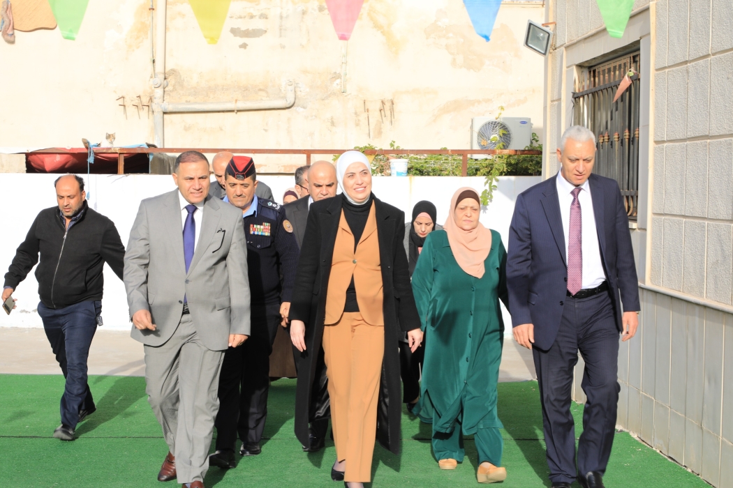 بني مصطفى توعز بدراسة تنفيذ ودعم مشاريع انتاجية وواقع أسر محتاجة خلال زيارتها للوائي الهاشمية والرصيفة