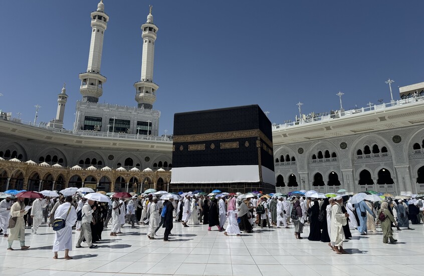 كيف يبقى رخام صحن المطاف في المسجد الحرام باردا نهارا؟