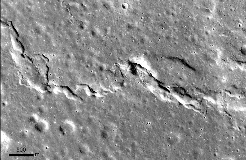 القمر يتقلص ببطء.. وخرائط جديدة تكشف آلاف الصدوع على سطحه