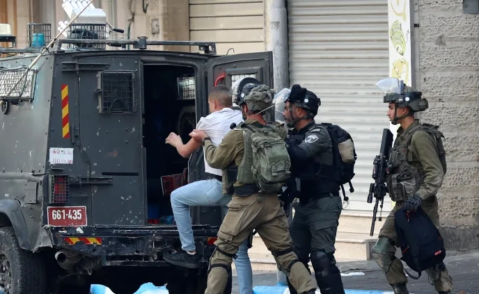 اعتقال 24 فلسطينيا في الضفة واعتداء على كنيسة بقضاء القدس