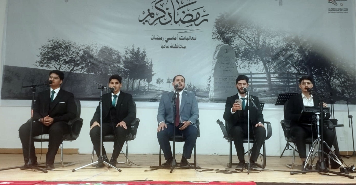 المنشد صالح الخلايلة يصدح بالابتهالات في أماسي رمضان بمادبا